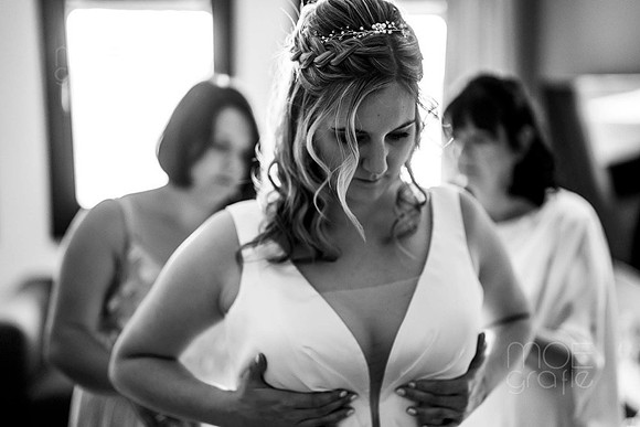 083-ellen-lars-getting ready Braut-0278
