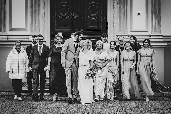 018-hochzeit-tamara-erik-Gruppenfoto-Standesamt-0067